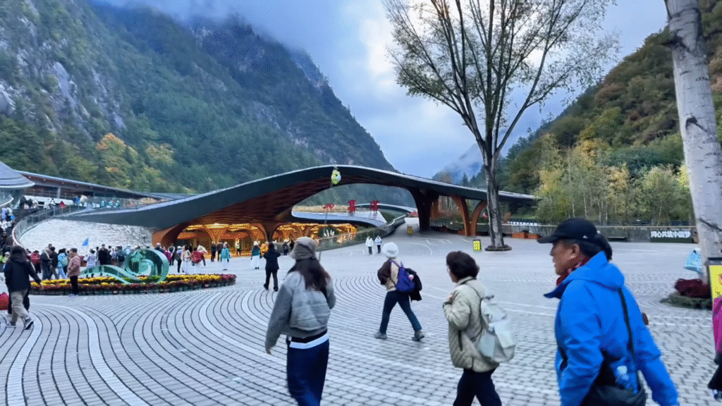 Jiǔzhàigōu entrance view - Jiuzhaigou Travel Guide: Magical Valley - Leo Trails