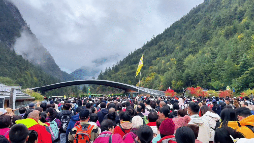 Sea of visitors in Jiǔzhàigōu  - Jiuzhaigou Travel Guide: Magical Valley - Leo Trails