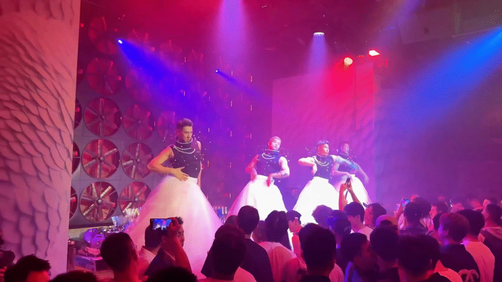 Loop Dance Club Queer Performance - 7 Must-Visit Spots in Chongqing - Leo Trails