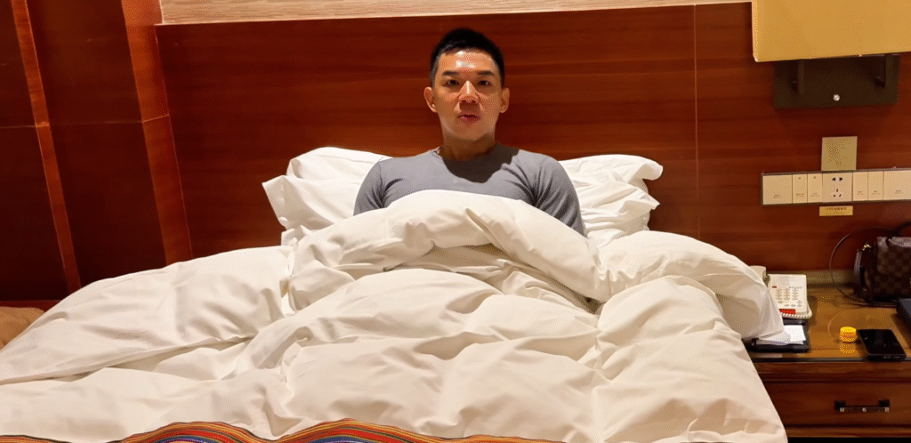 Just me and this comfy bed - Exploring Huanglong: A Breathtaking Experience - Leo Trails