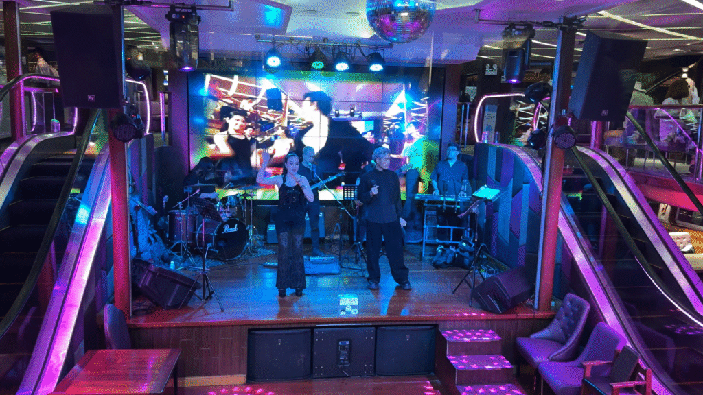 Live Band - Bangkok Dinner Cruise for a Memorable Birthday - Leo Trails