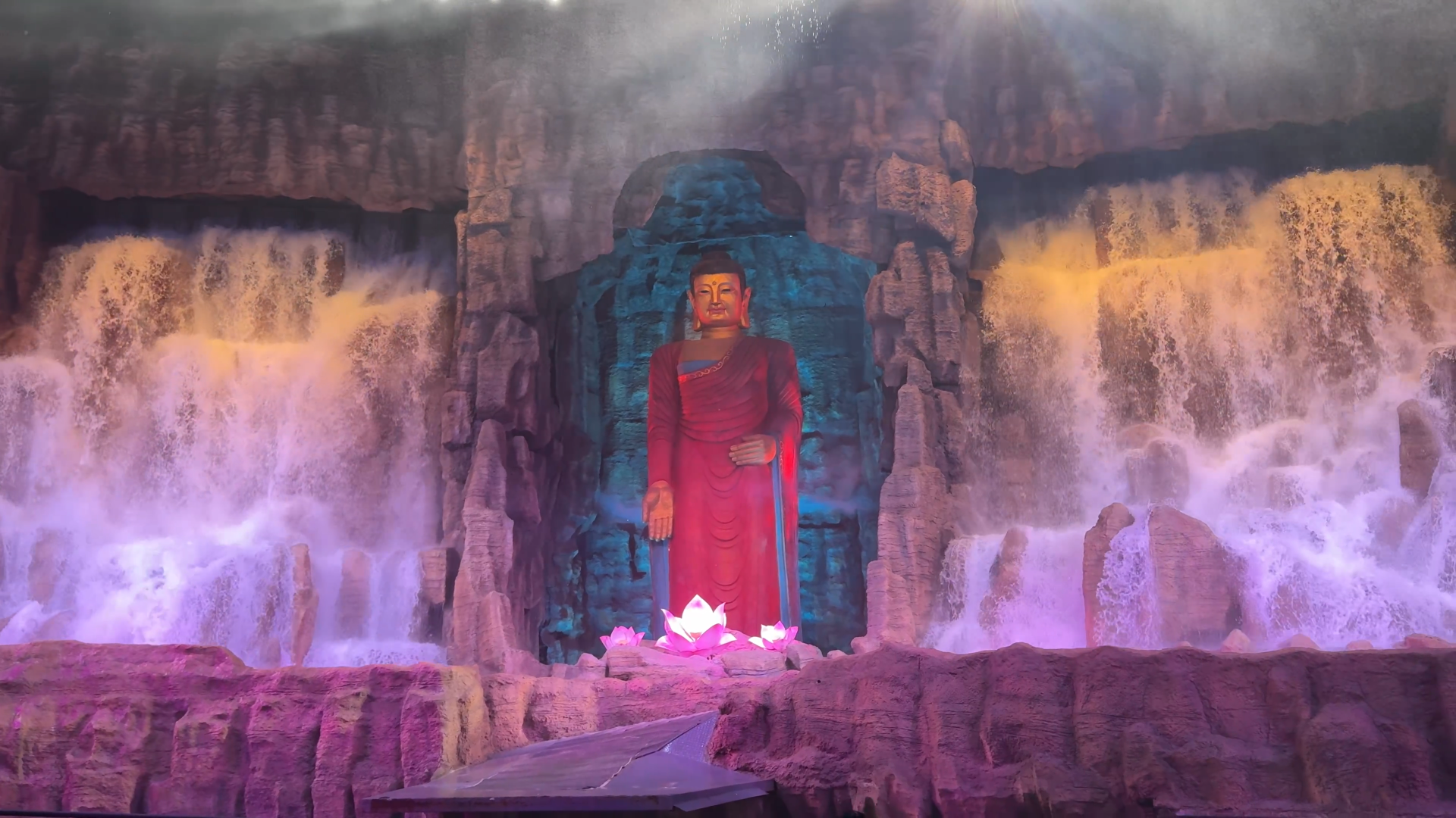 Huge waterfall and Buddha statue on the middle - The Camel Bell Legend Show in Xi'an - Leo Trails