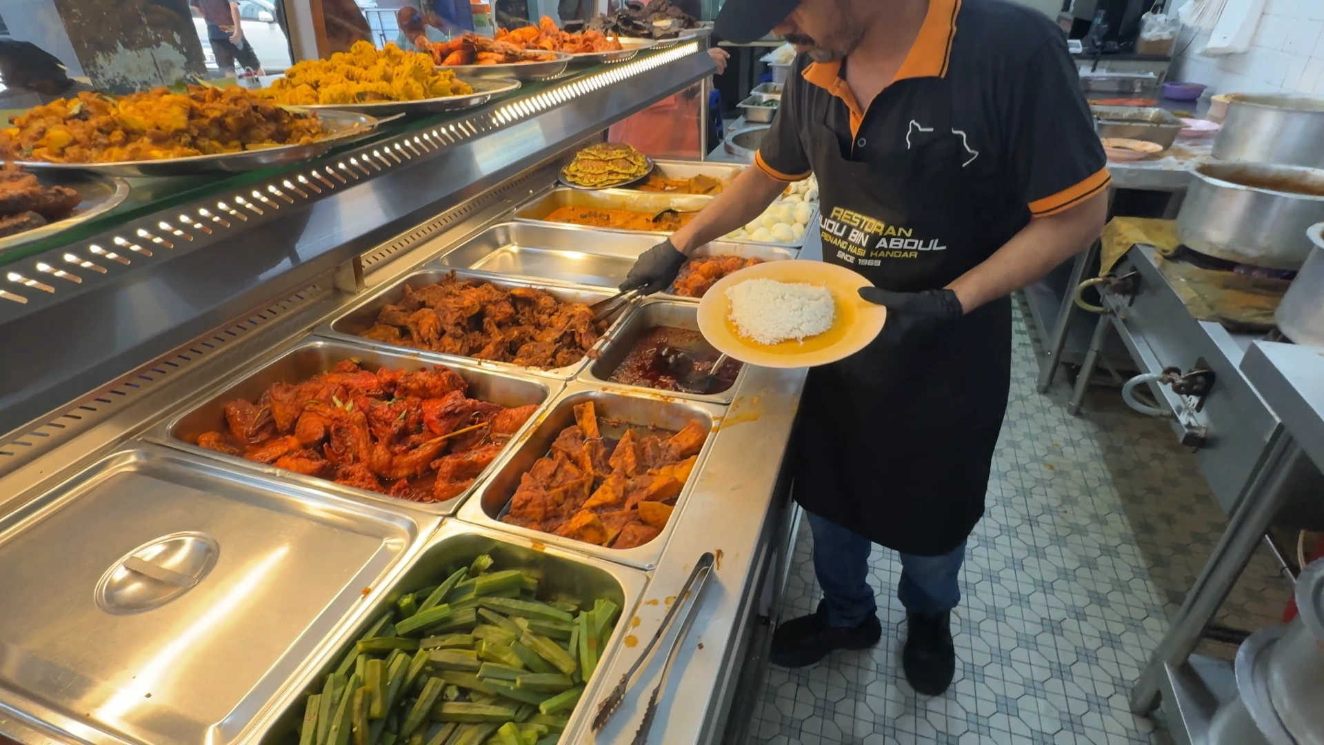 A worker preparing the nasi kandar -Try KL Dishes That Locals Love - leo trails