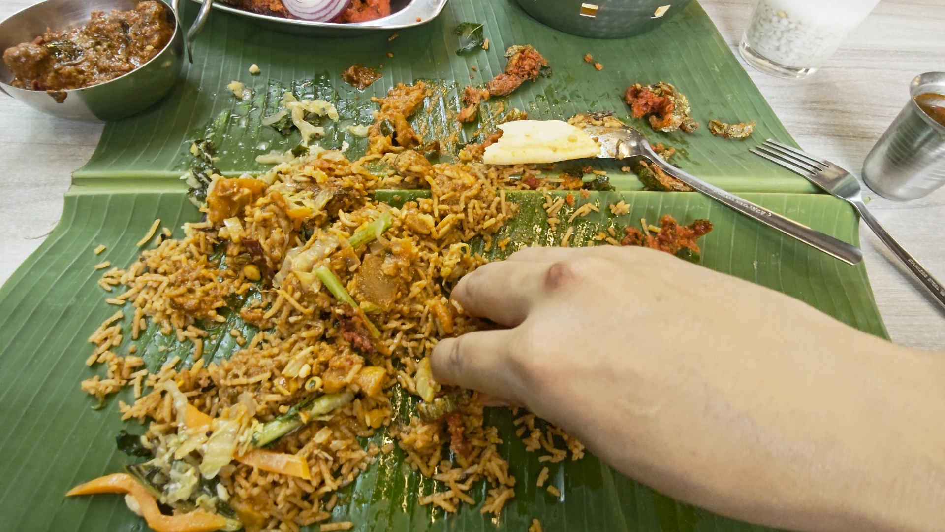 Eating Nasi Briyani with a hand -Try KL Dishes That Locals Love - leo trails