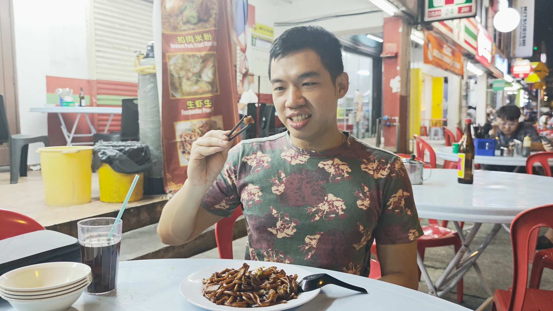 Fried pork lard is the best -Try KL Dishes That Locals Love - leo trails
