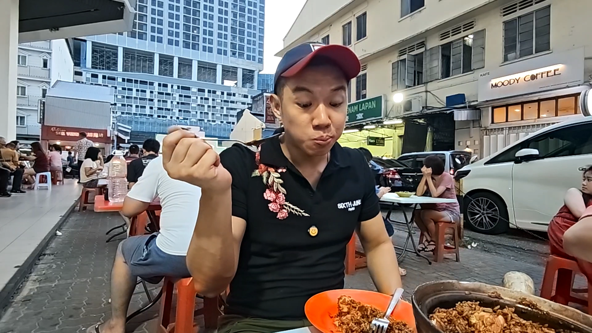I am eating the claypot rice - Try KL Dishes That Locals Love - leo trails