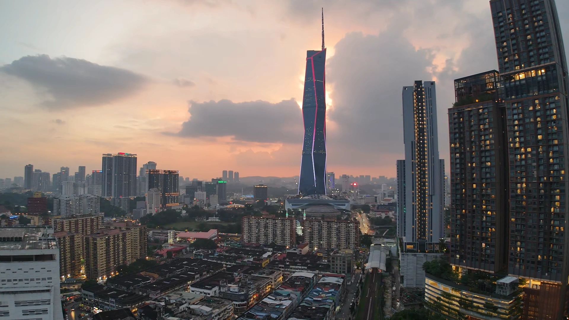KL at night - Try KL Dishes That Locals Love - leo trails