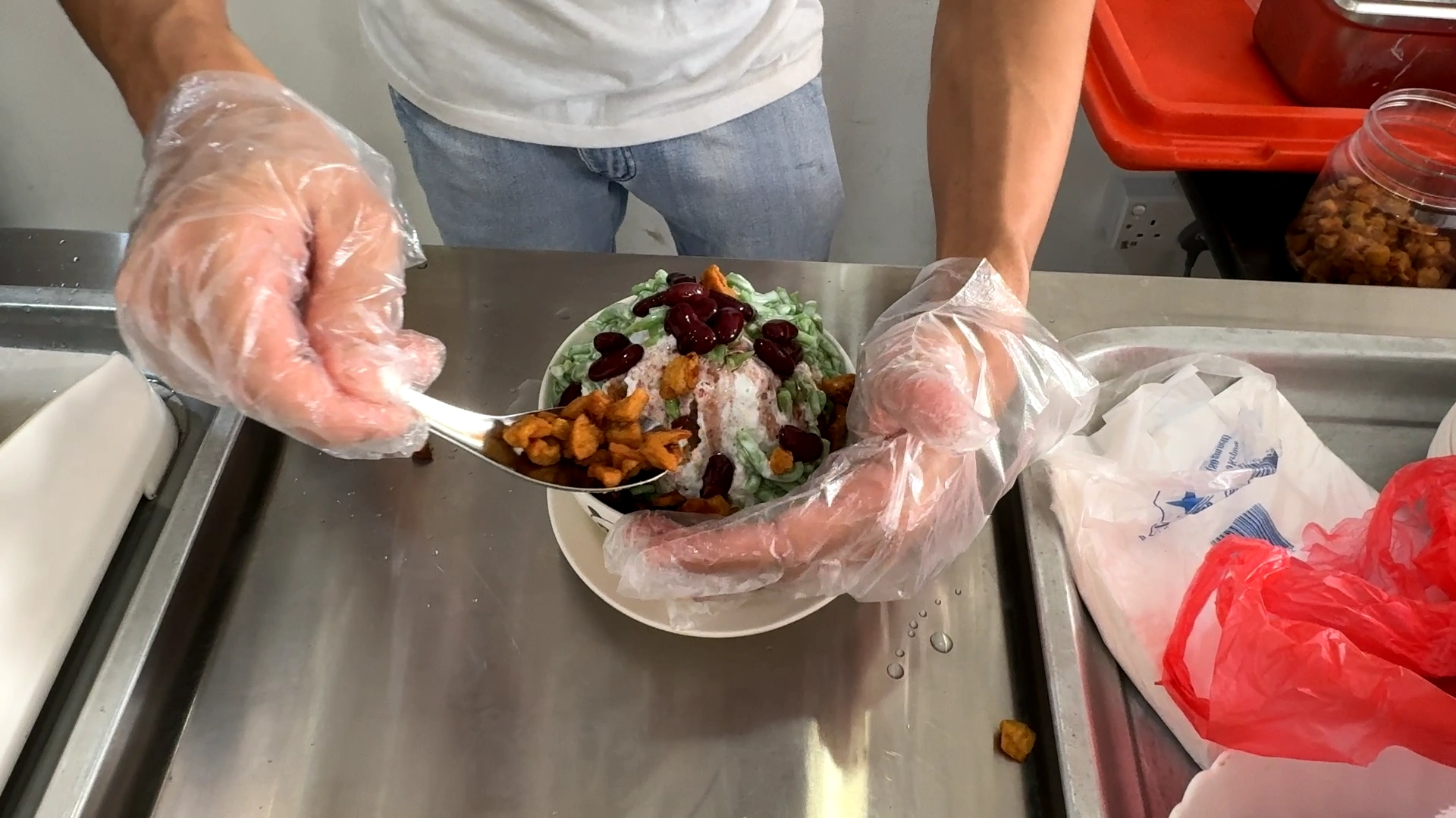 Put some toppings on the es cendol - Try KL Dishes That Locals Love - leo trails