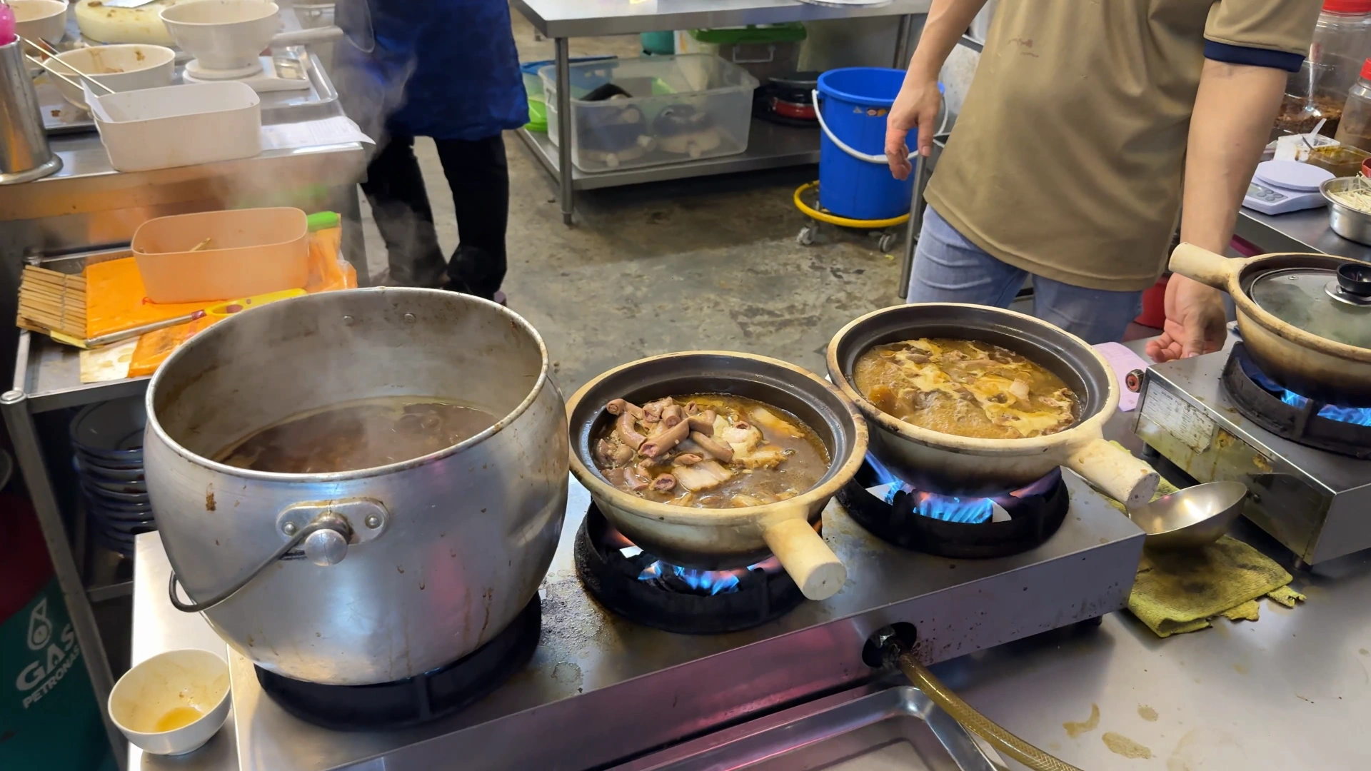 The process of cooking the bak kut teh -Try KL Dishes That Locals Love - leo trails