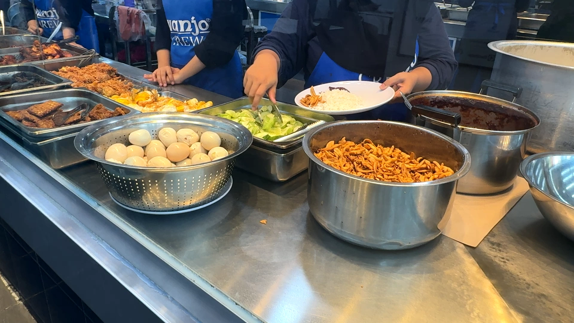 The workers preparing the nasi lemak -Try KL Dishes That Locals Love - leo trails