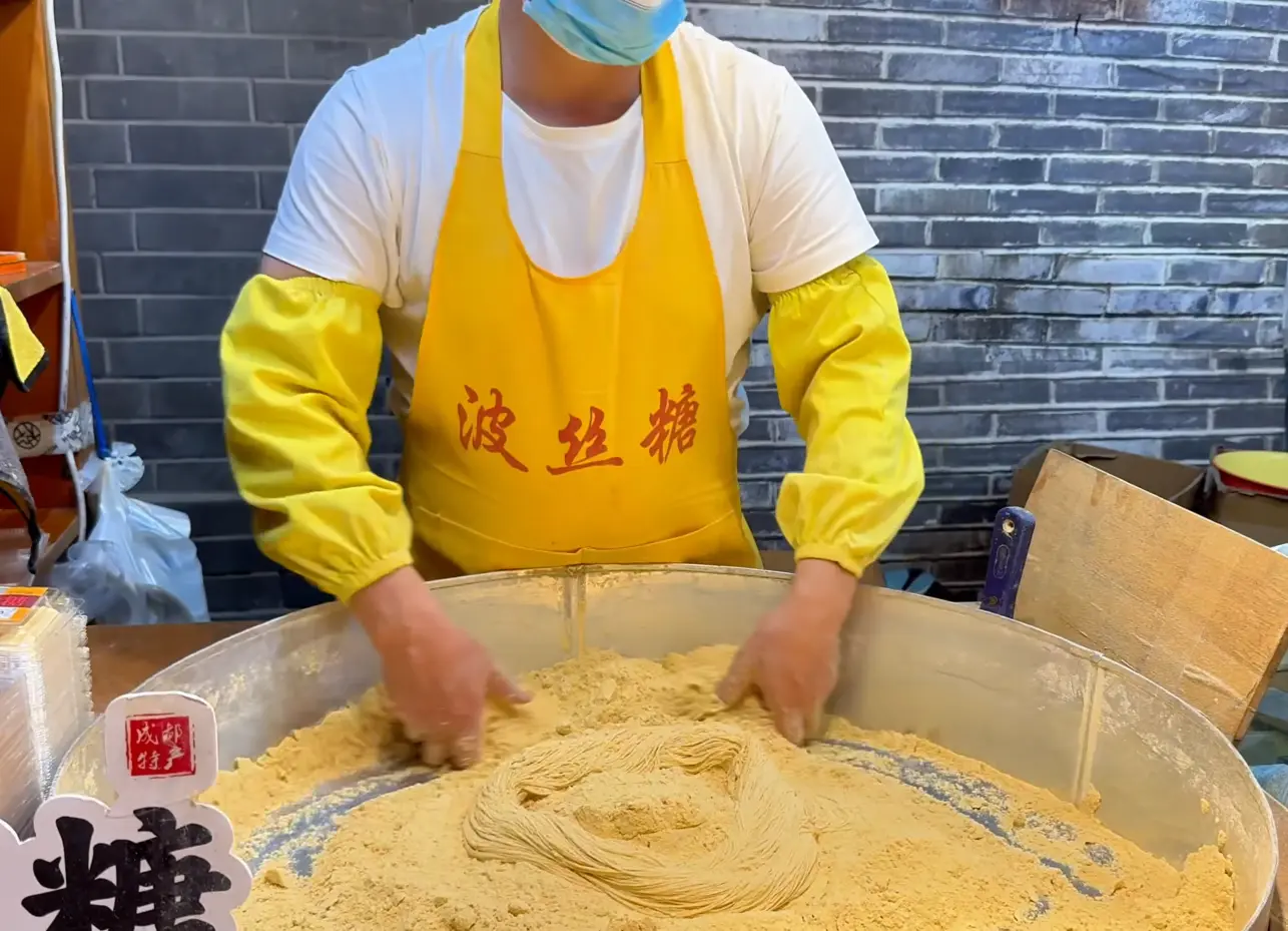 Making Bo Si Tang - Kuan Zhai Alley Chengdu: What to Eat Here - Leo Trails
