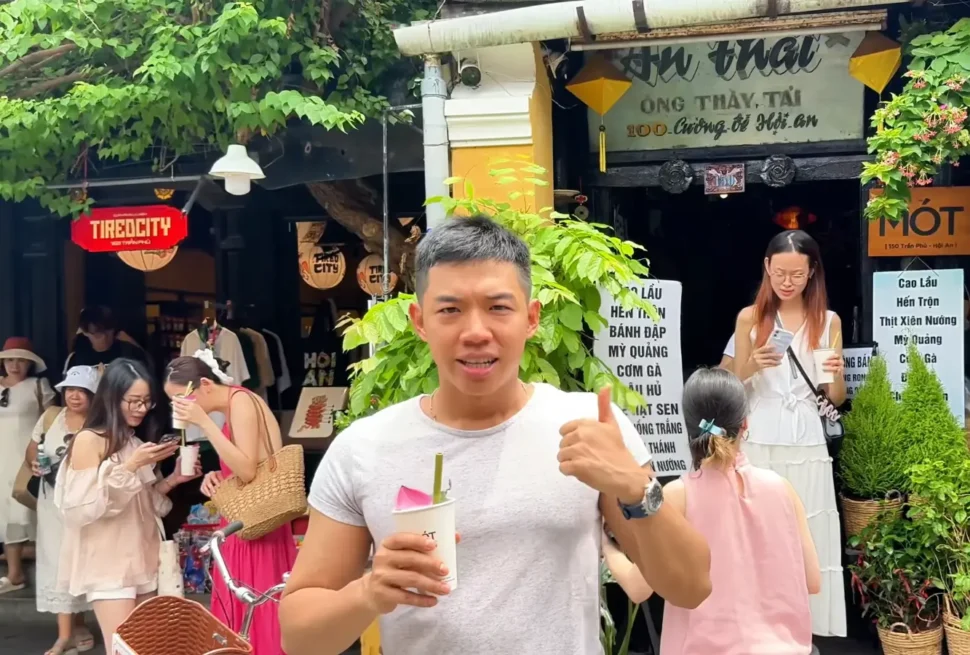 Me at Mot Drink Shop – The Magic Potion of Hoi An - Leo trails