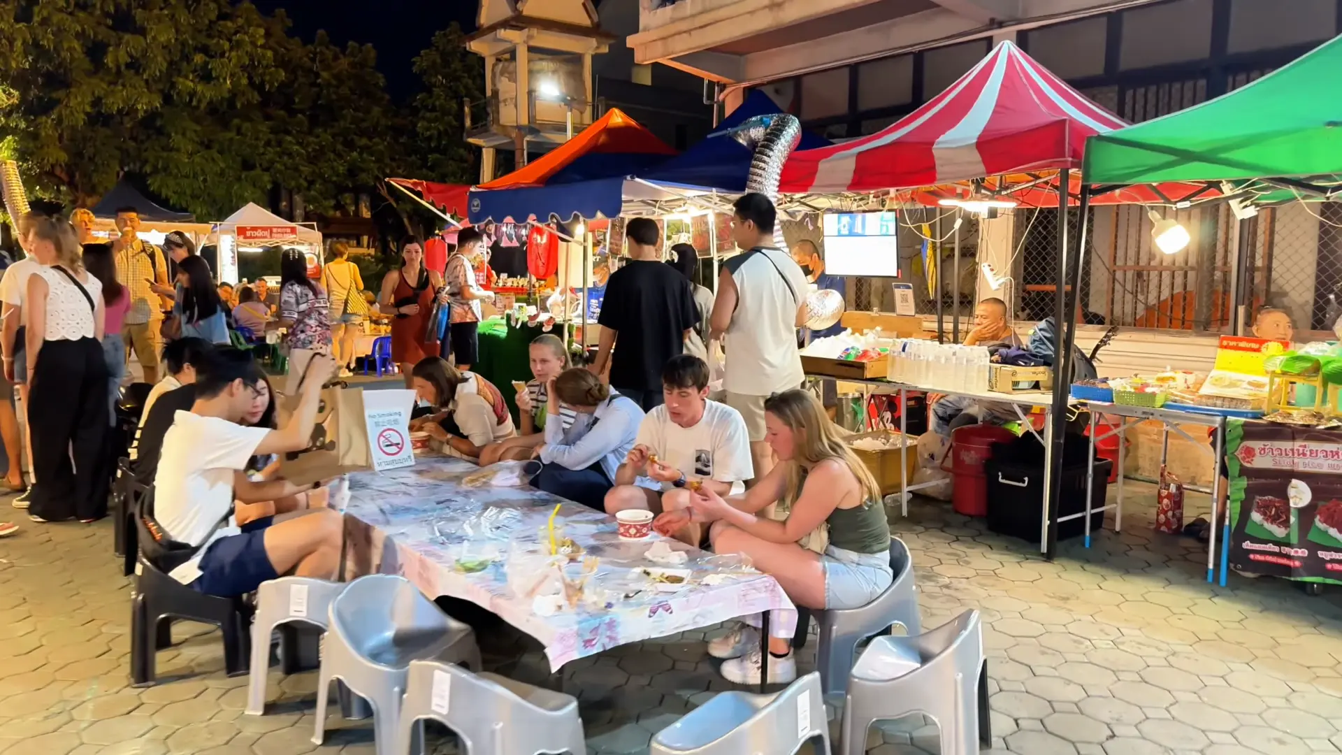 Ambiences at Chiang Mai Sunday Night Market - Chiang Mai Sunday Night Market: What to do here - Leotrails