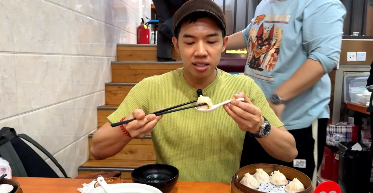 🥟 A Simple Guide on How to Eat Xiao Long Bao the Right Way