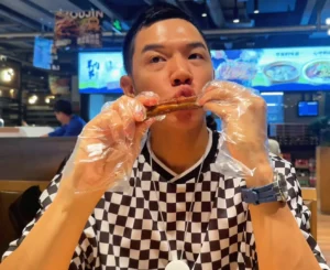 Me biting the lamb chops - Discover one of the Smoky Grilled Lamb Chops in Beijing - Leotrails