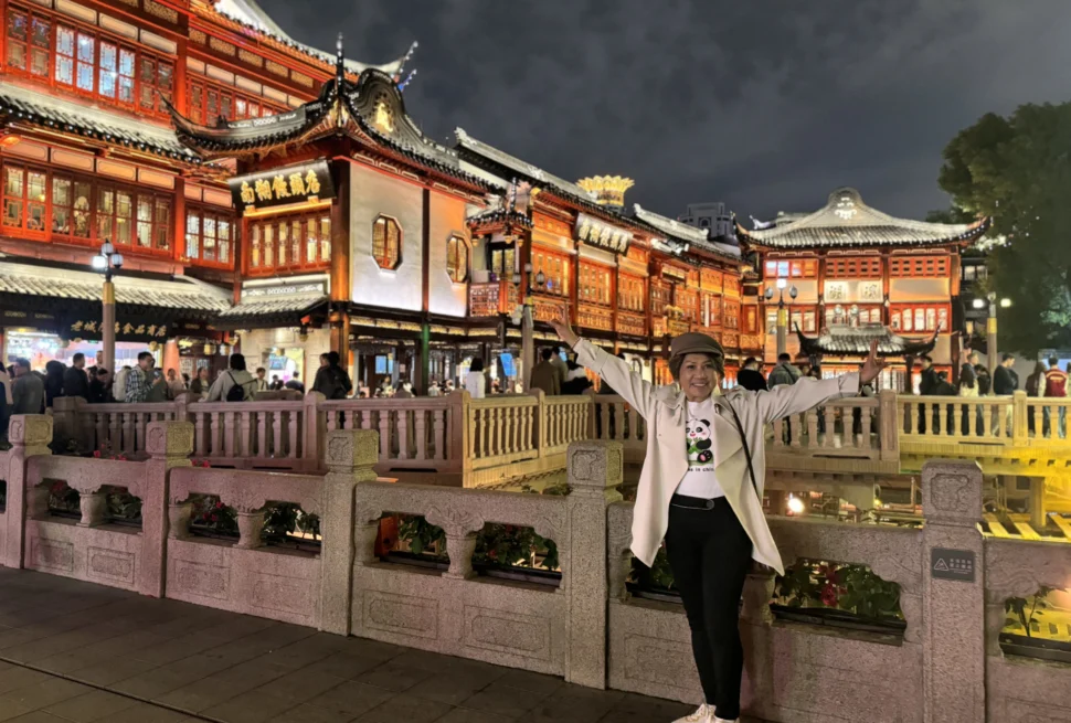 Mom in Yu Garden at Night - Yu Garden Shanghai: Calm by Day, Alive by Night 🌱 - Leotrails