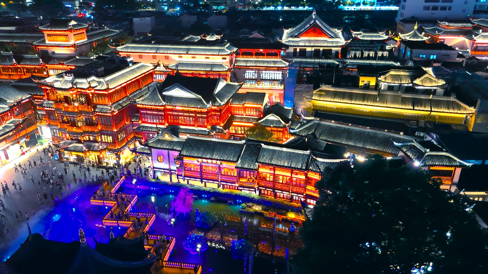 Night Lights in Bazaar - Yu Garden Shanghai: Calm by Day, Alive by Night 🌱 - Leotrails