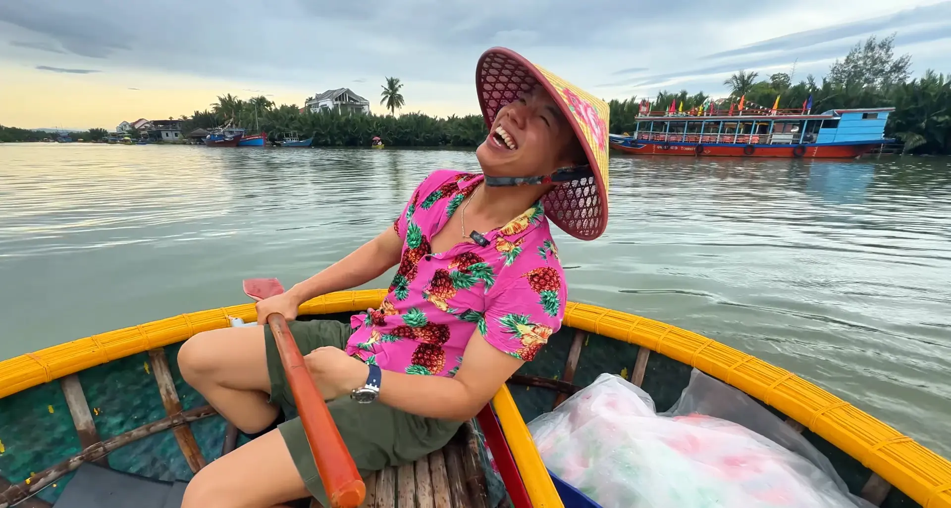 Me finding hard rowing at the Basket Boat - Coconut Basket Boat Ride in Hoi An: What to Expect 🌴 - Leo trails