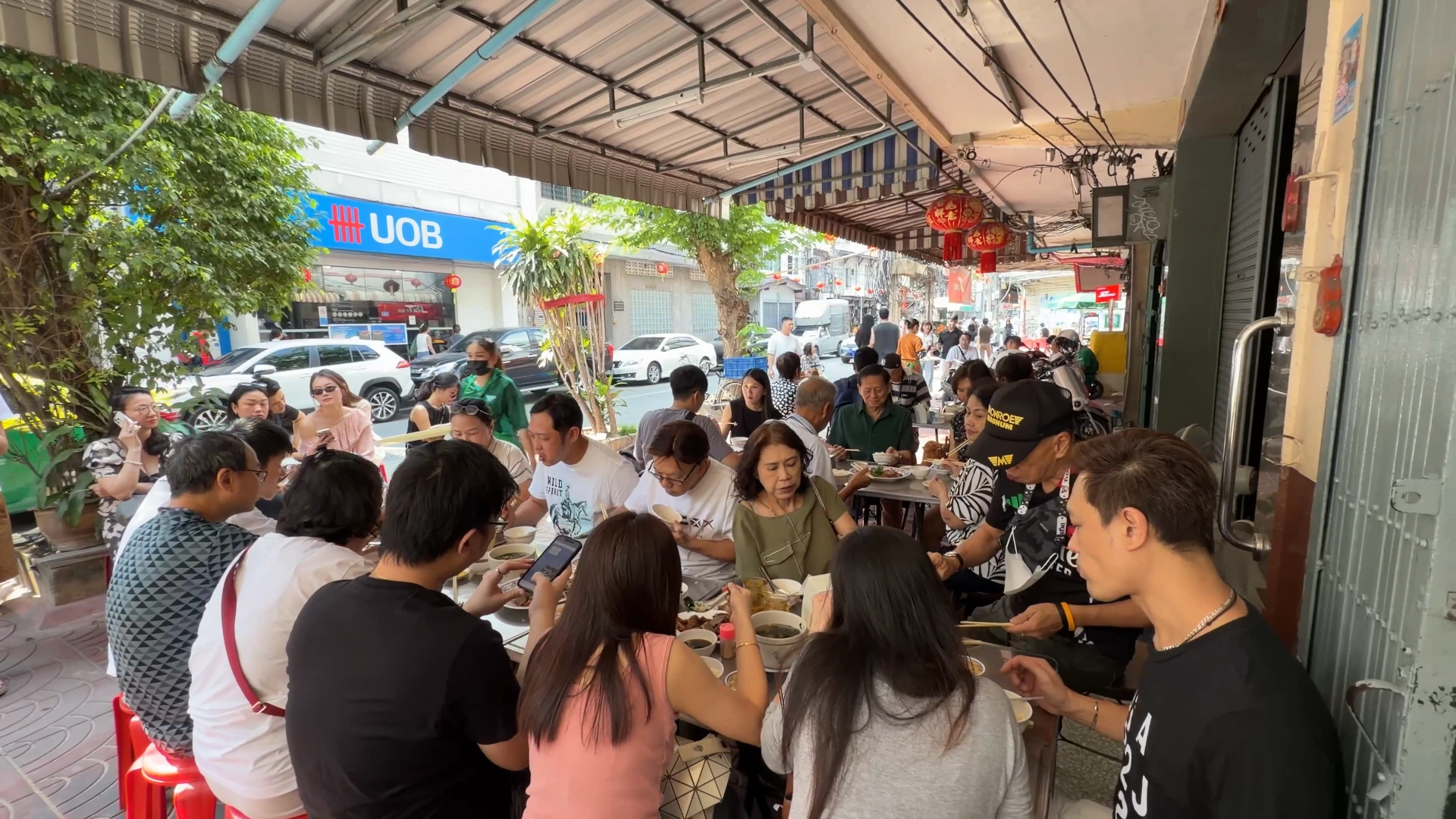 Crowds are eating - Song Wat Bangkok: How to Spend a Day Here 🏠 - Leotrails