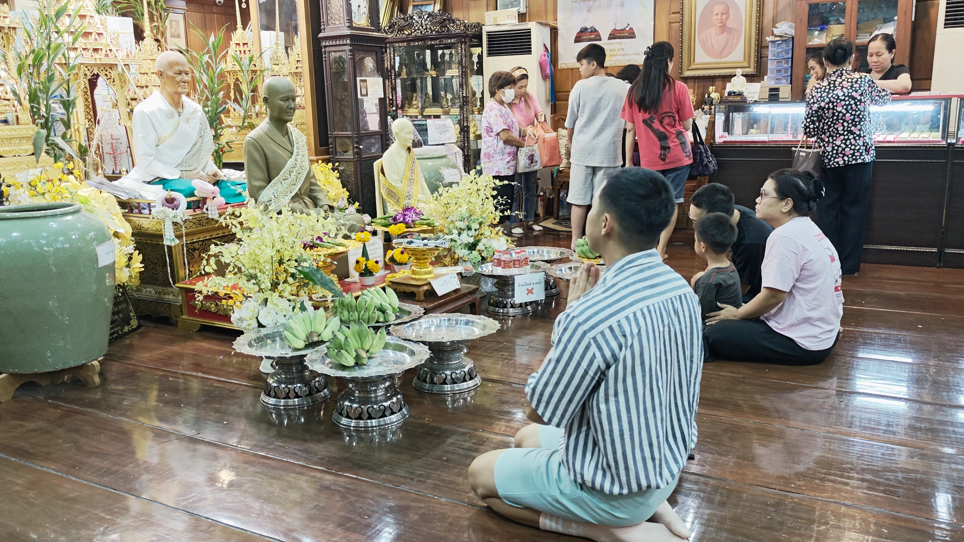 Me praying - Song Wat Bangkok: How to Spend a Day Here 🏠 - Leotrails