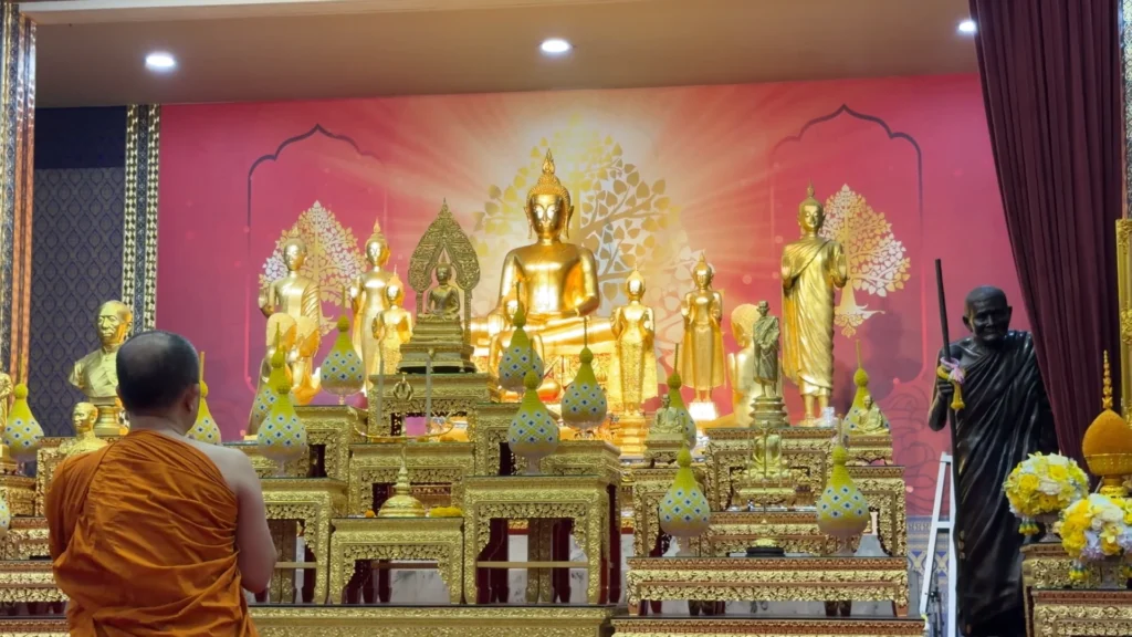 Monk praying to the statues - Song Wat Bangkok: How to Spend a Day Here 🏠 - Leotrails