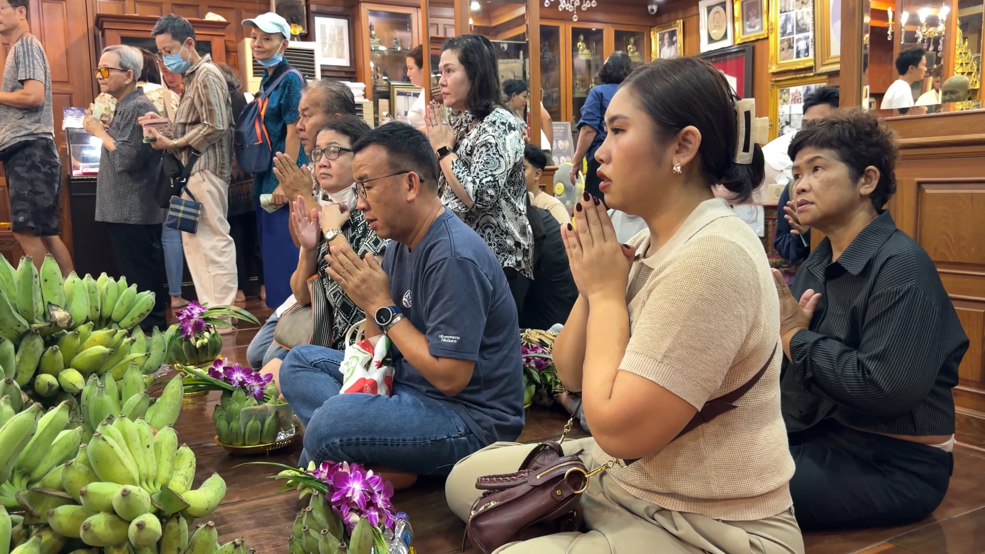 People praying - Song Wat Bangkok: How to Spend a Day Here 🏠 - Leotrails