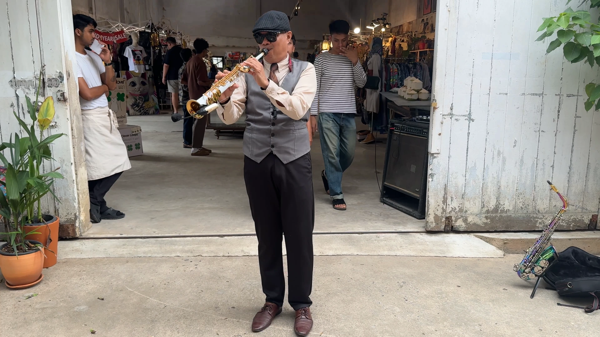 Saxophonists - Song Wat Bangkok: How to Spend a Day Here 🏠 - Leotrails