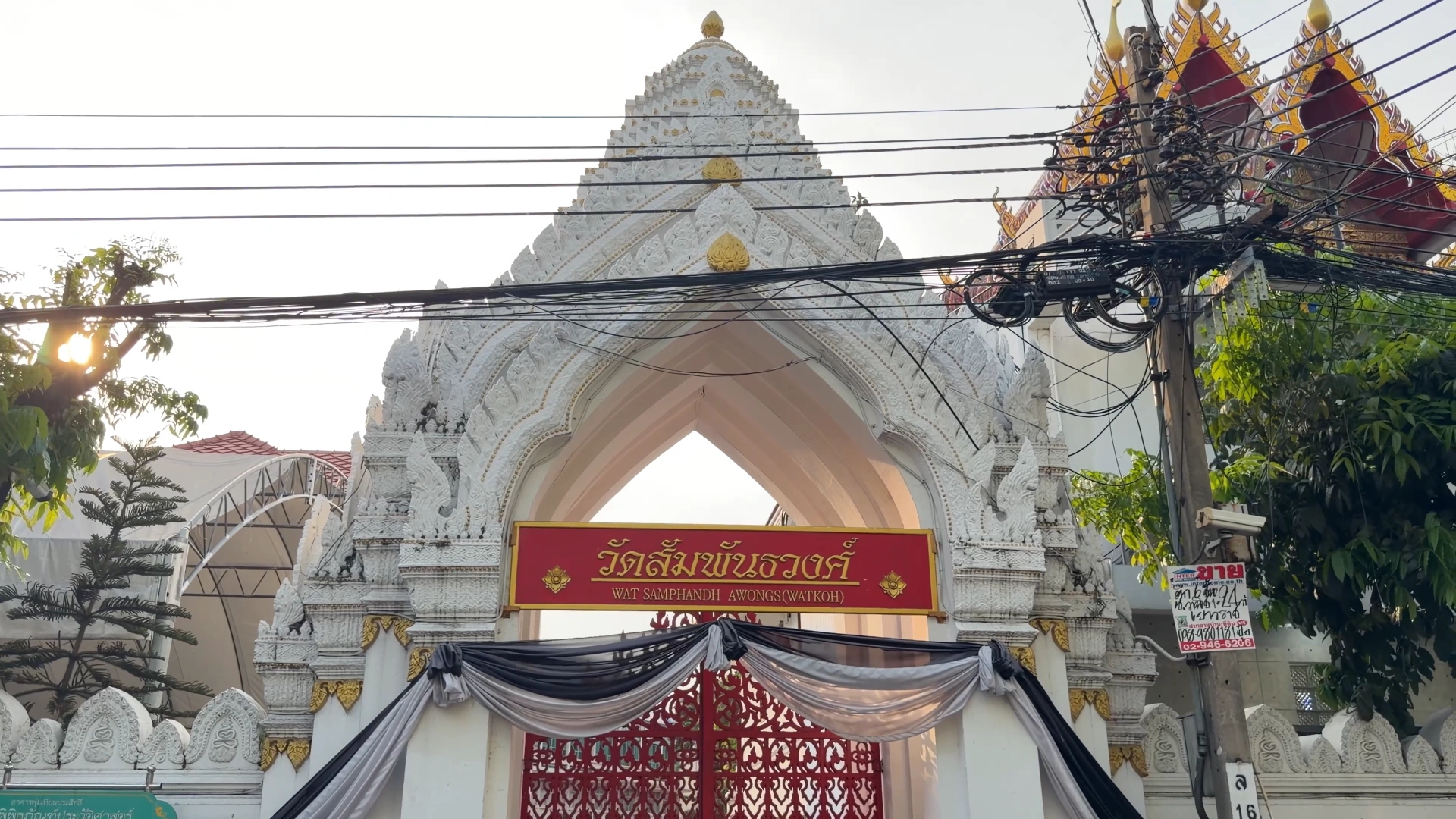 Wat Koh - Song Wat Bangkok: How to Spend a Day Here 🏠 - Leotrails