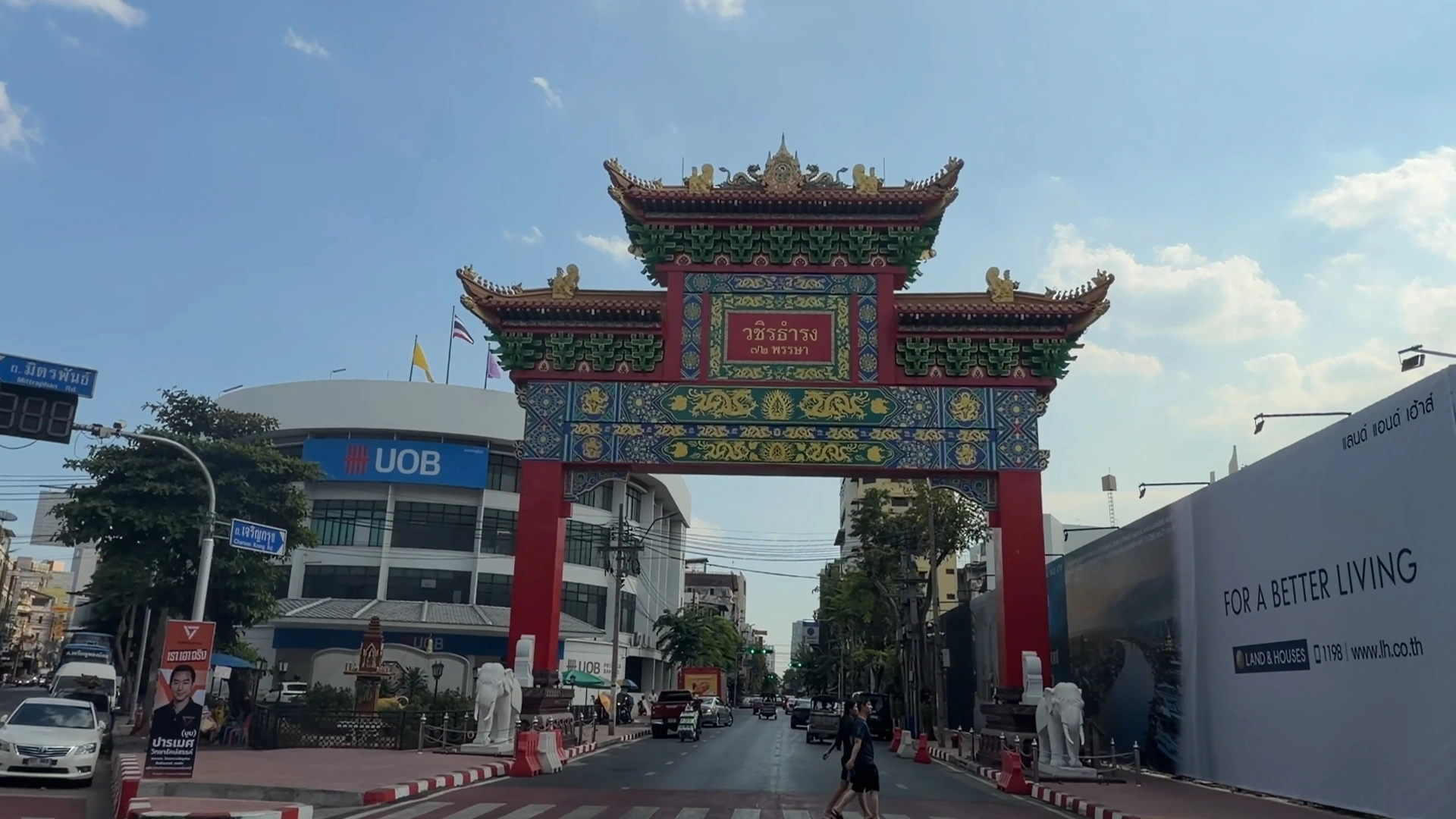 Chinatown Gate - Song Wat Bangkok: How to Spend a Day Here 🏠 - Leotrails