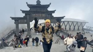 I am waving while climbing the stairs at Thanh Vân Đắc Lộ - How to Buy Fansipan Mountain Tickets the Easy Way 🎟️ - Leotrails
