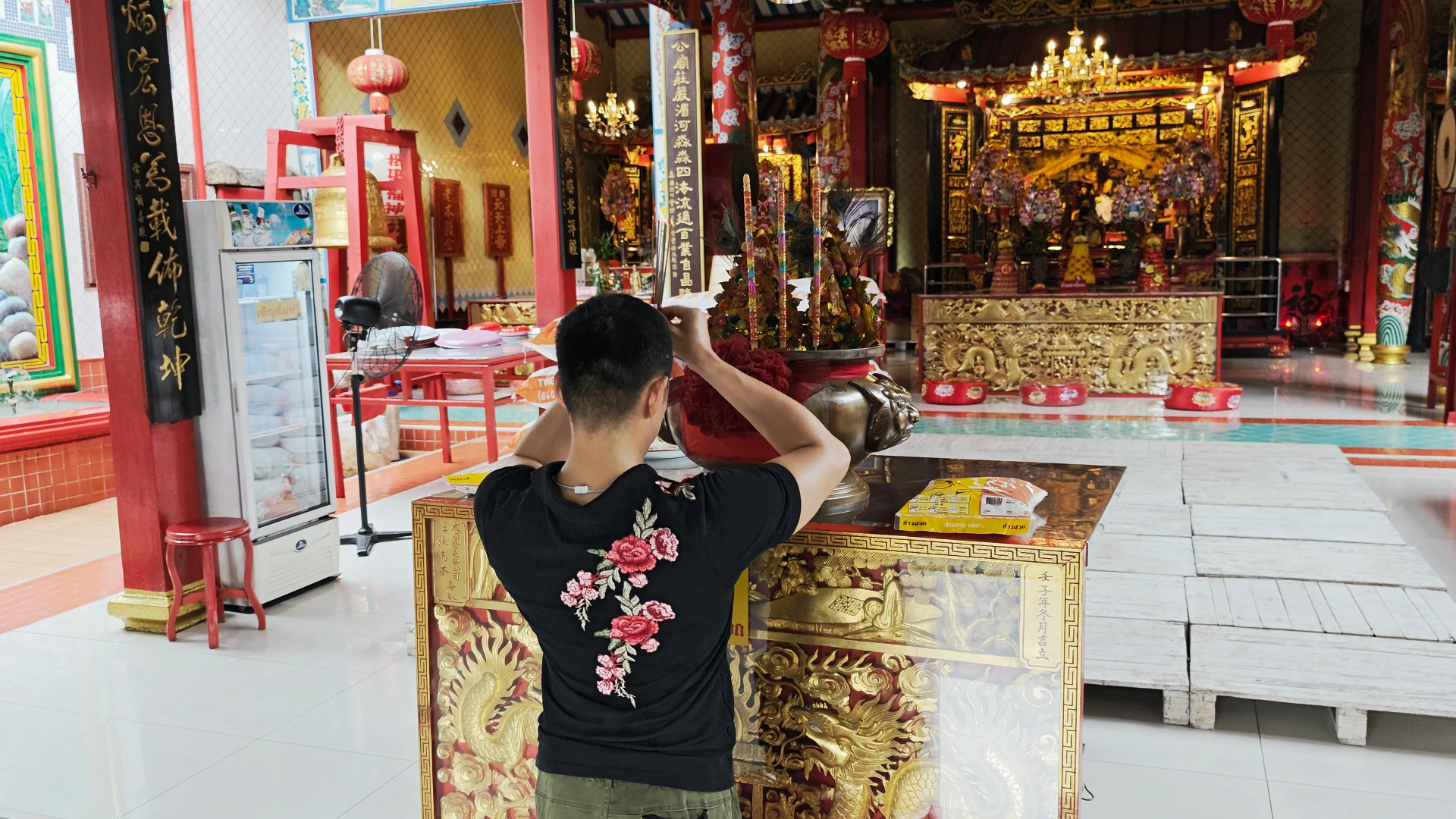 The helper is instructing me on how to pray - Song Wat Bangkok: How to Spend a Day Here 🏠 - Leotrails