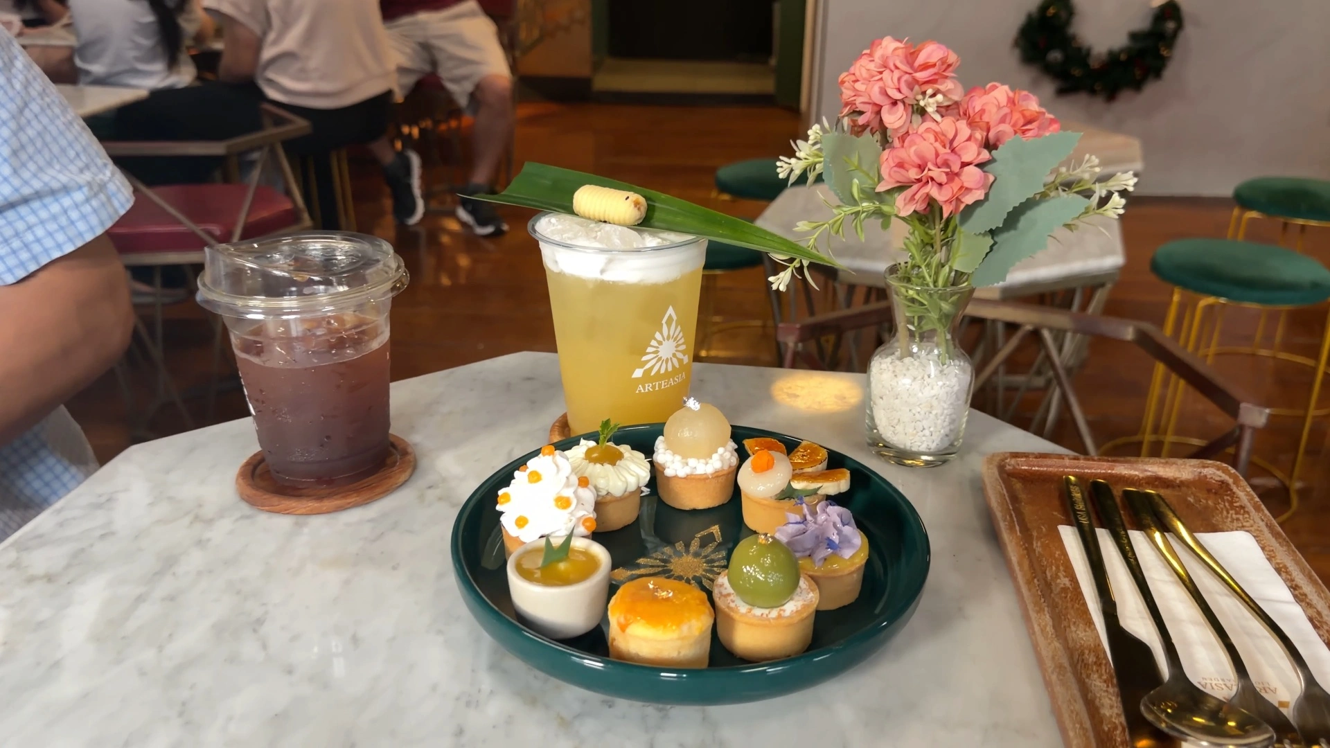 Scone Tasting Set and Two faced Mango Drink - Song Wat Bangkok: How to Spend a Day Here 🏠 - Leotrails