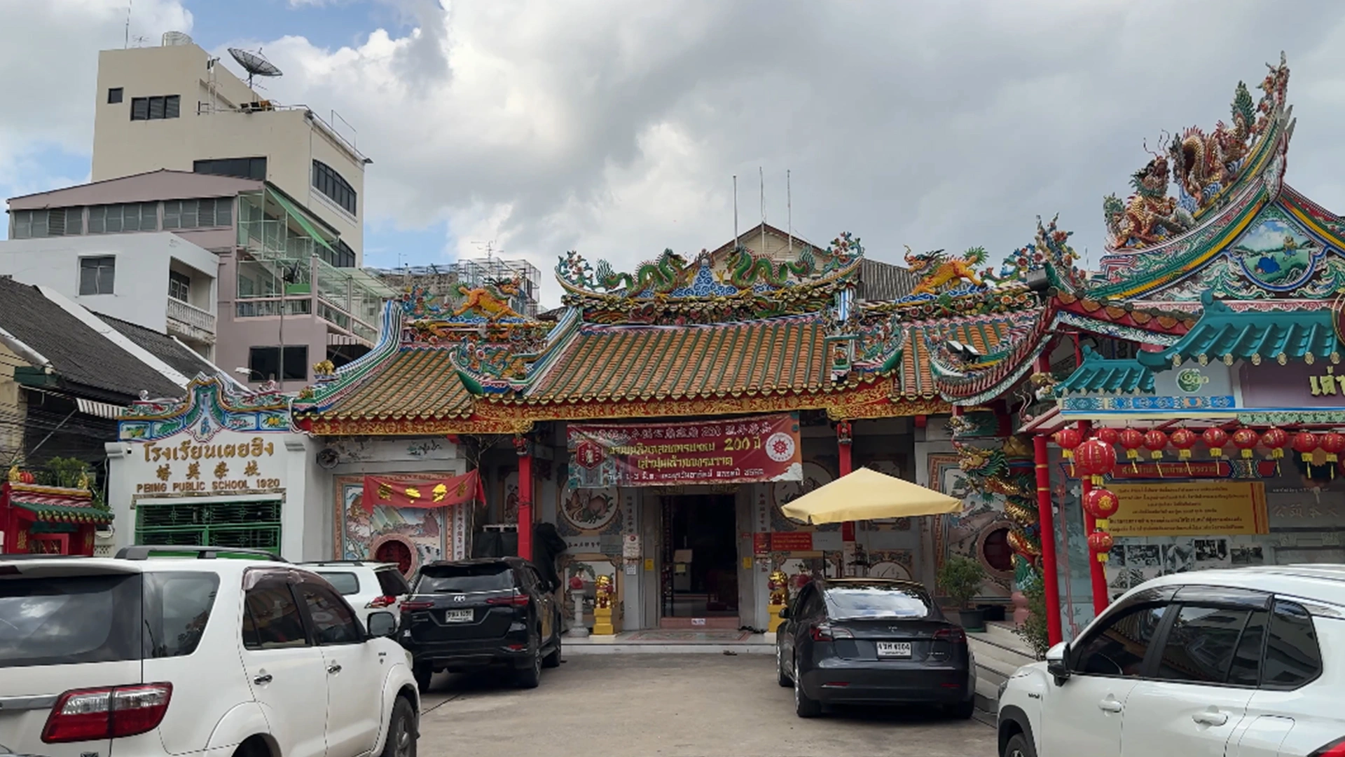 Taoist Temple - Song Wat Bangkok: How to Spend a Day Here 🏠 - Leotrails