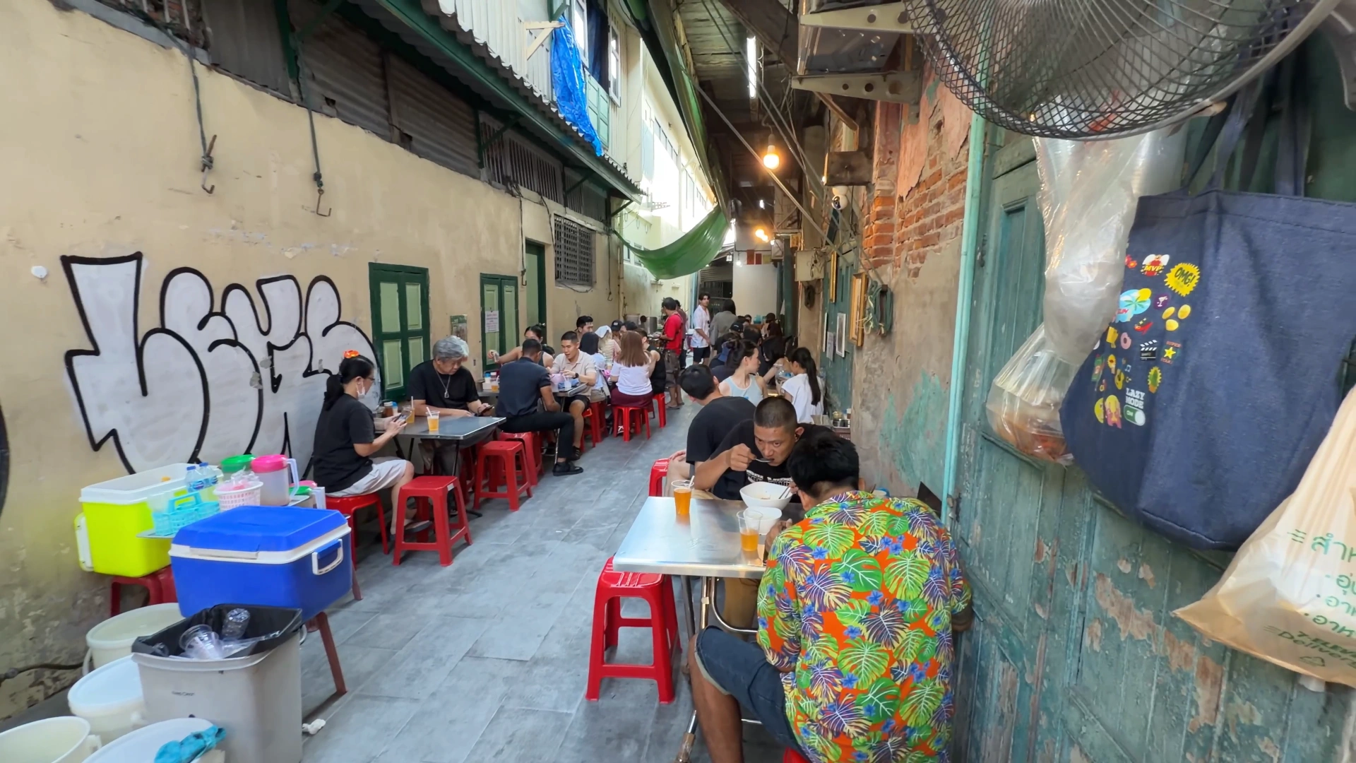 The vibes around Lim Lao Sar Fish Ball Noodles - Song Wat Bangkok: How to Spend a Day Here 🏠 - Leotrails