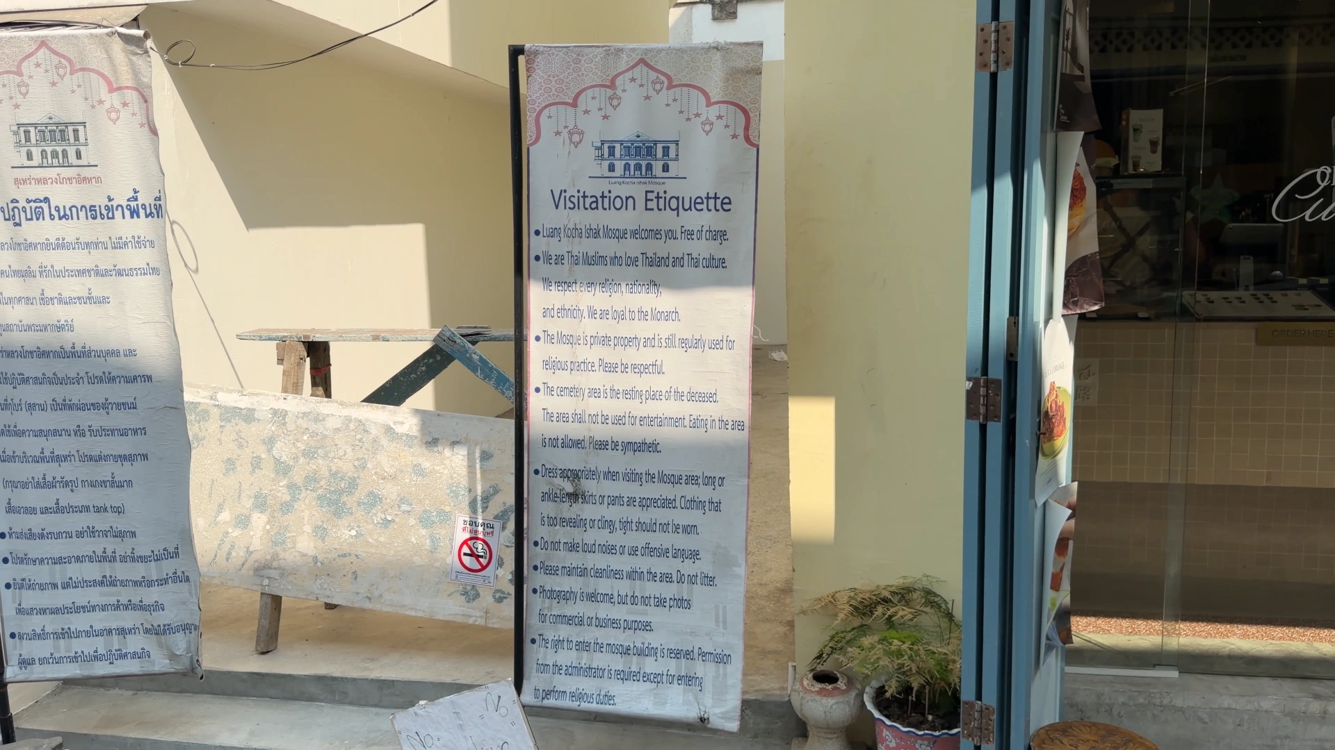 Visitation Etiquette Banner - Song Wat Bangkok: How to Spend a Day Here 🏠 - Leotrails