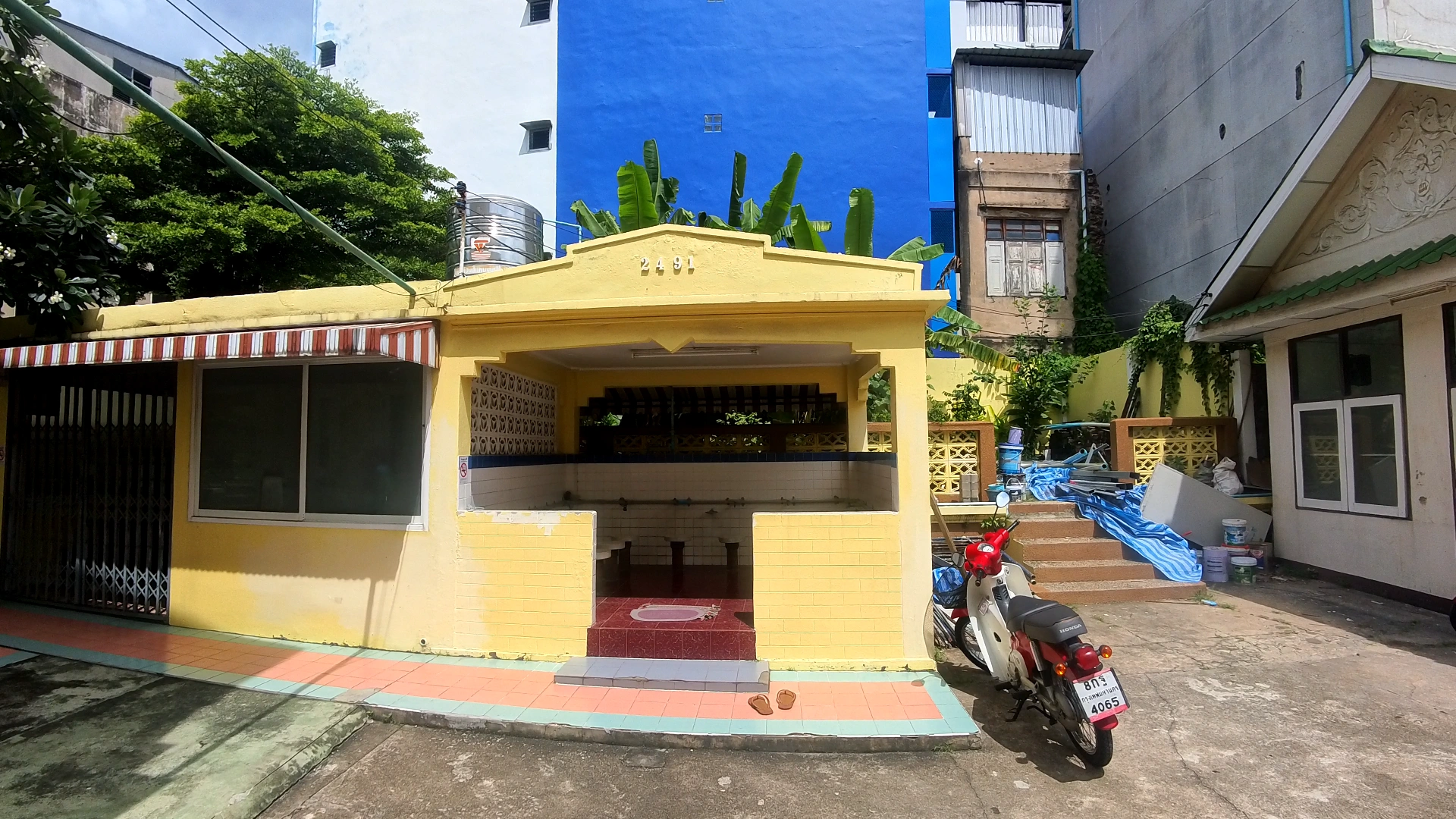 Wudhu Place - Song Wat Bangkok: How to Spend a Day Here 🏠 - Leotrails