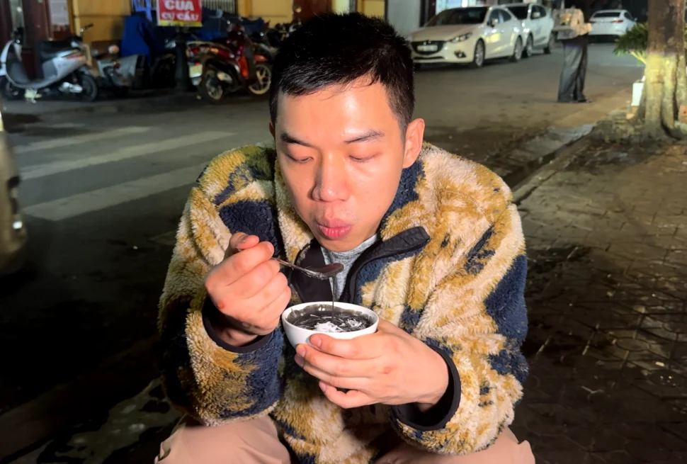 I am slurping some chè vừng - What to Eat in Haiphong: Amazing Local Food Experience - Leotrails