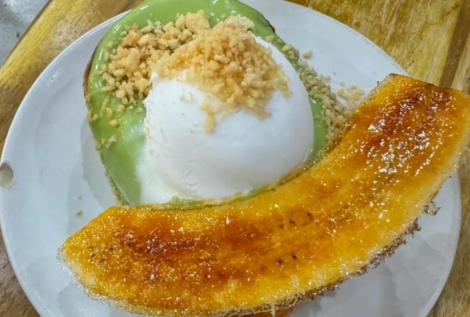 Complimentary Free pandan juice and drinking water station at June pang dessert shop in Bangkok