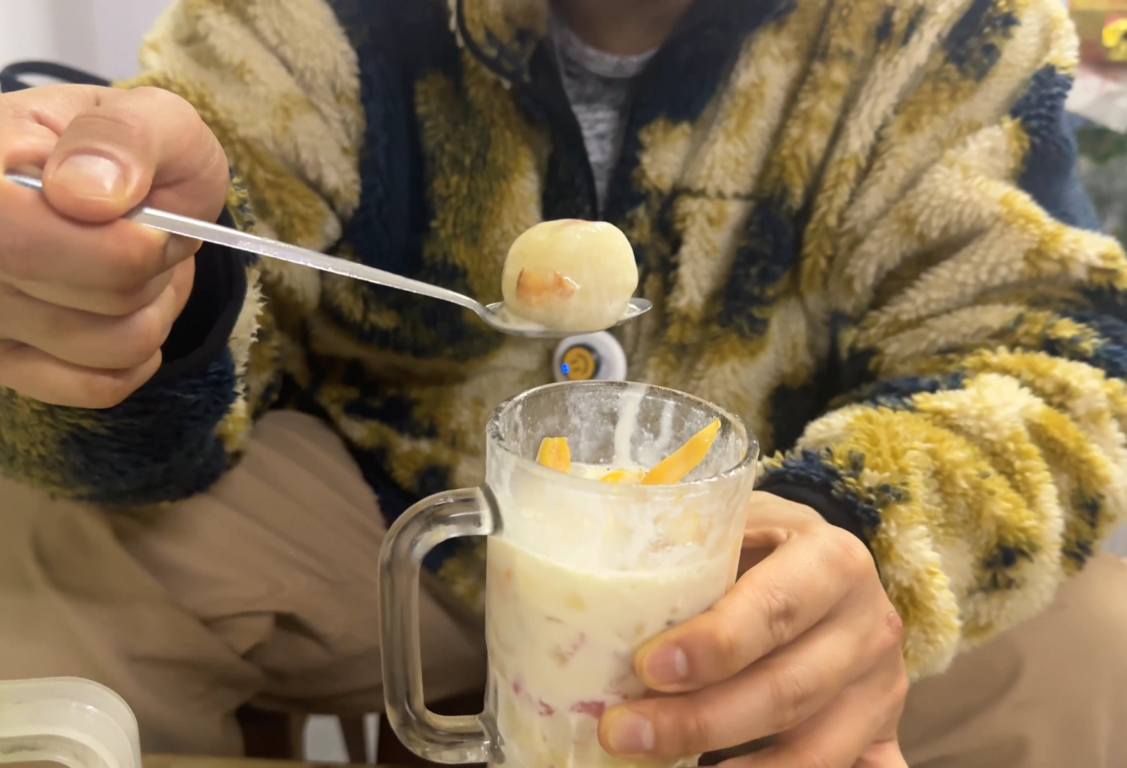 Refreshing Chè with Jackfruit and Durian toppings - What to Eat in Haiphong: Amazing Local Food Experience😋 - Leotrails