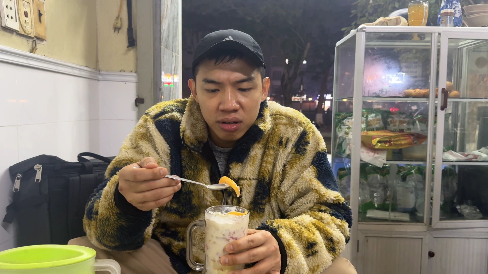 There is jackfruit topping in my Chè - What to Eat in Haiphong: Amazing Local Food Experience😋 - Leotrails