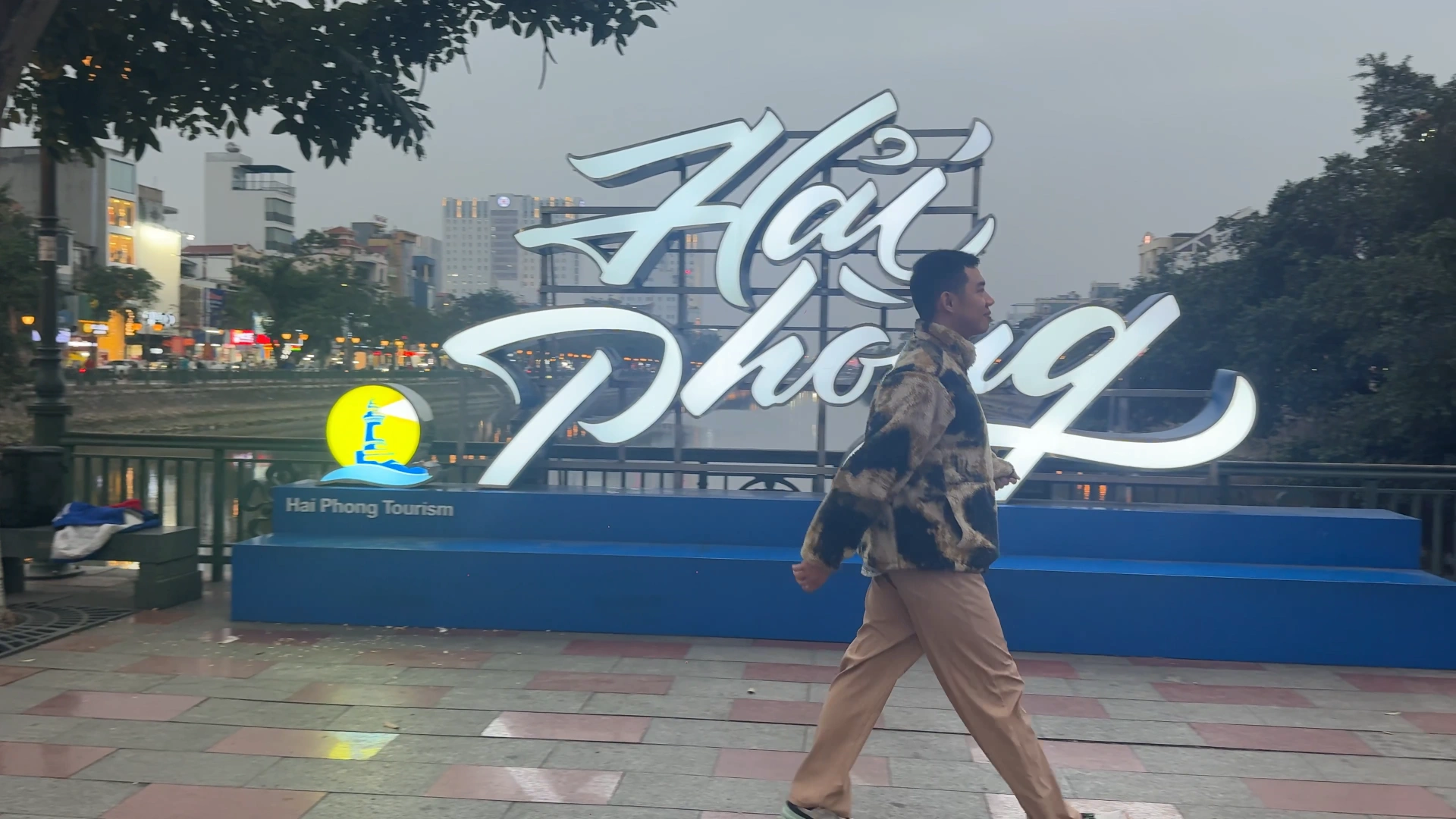 Walking past the Hải Phòng signboard! - What to Eat in Haiphong: Amazing Local Food Experience😋 - Leotrails